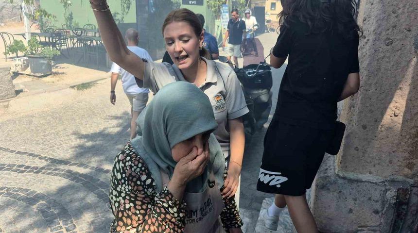 Tarihi b&ouml;lgede &ccedil;ıkan yangının dumanı sebebiyle vatandaşlar zor anlar yaşadı
