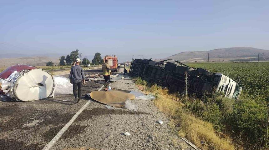 Kumlu&rsquo;da kaza yapan tırdan yola rulo sac devrildi