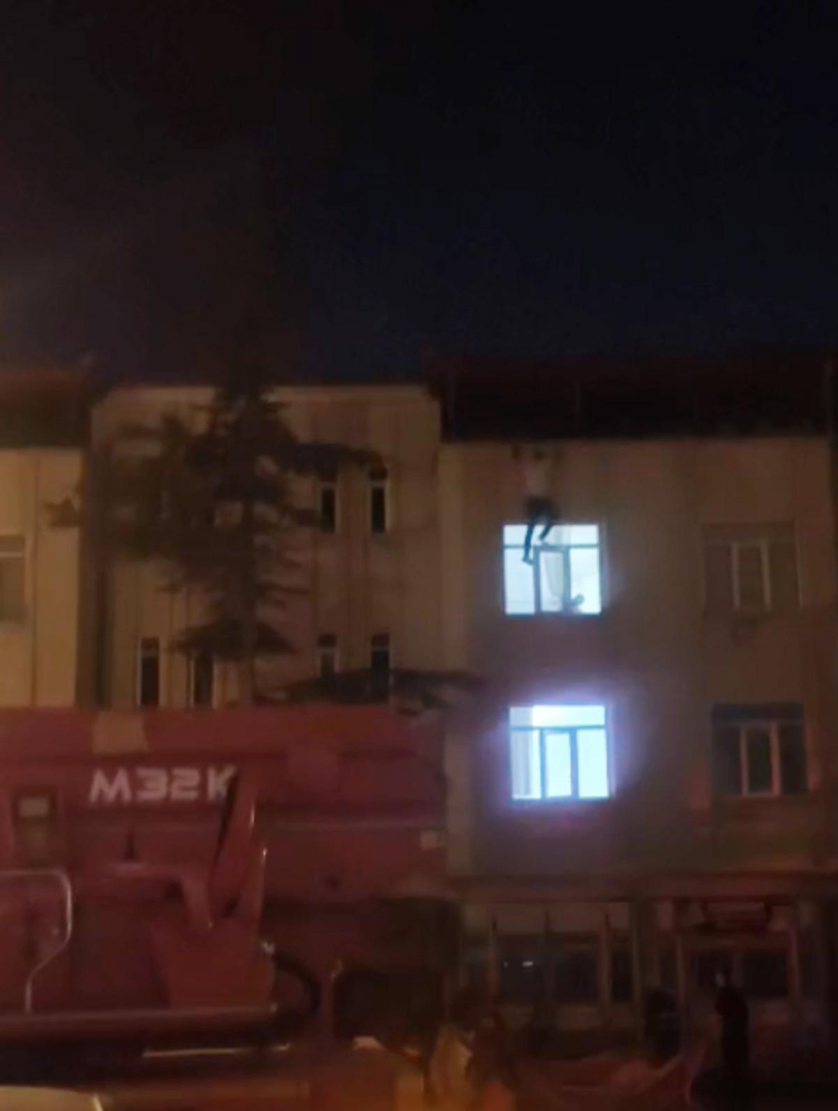 Yer: Aksaray! Evine &ccedil;atıdan girmeye &ccedil;alıştı, metrelerce y&uuml;kseklikten b&ouml;yle d&uuml;şt&uuml; 1