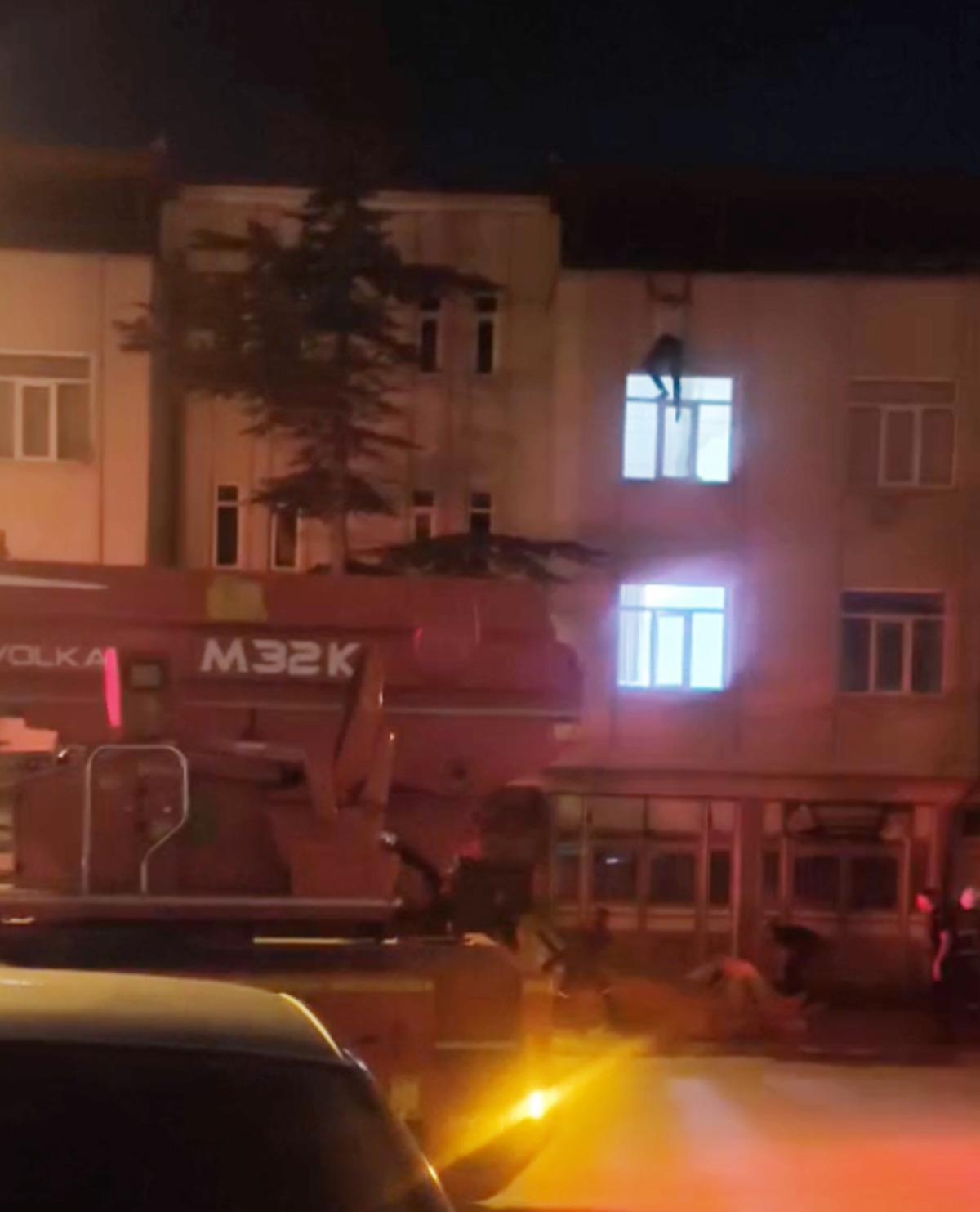 Yer: Aksaray! Evine &ccedil;atıdan girmeye &ccedil;alıştı, metrelerce y&uuml;kseklikten b&ouml;yle d&uuml;şt&uuml; 2