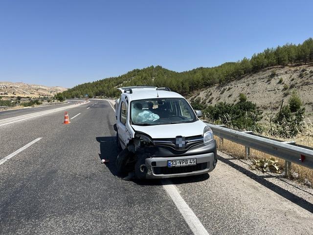 Hafif ticari ara&ccedil; ile otomobil &ccedil;arpıştı: 5 yaralı 1