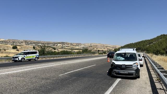 Hafif ticari araç ile otomobil çarpıştı: 5 yaralı