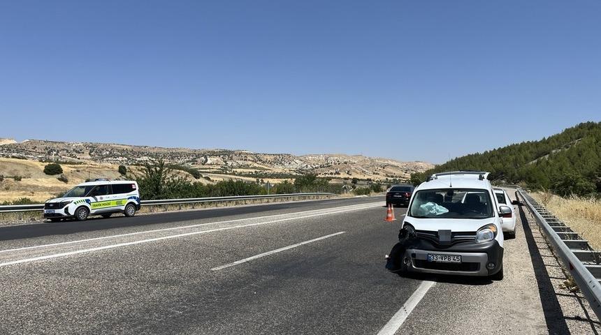 Hafif ticari ara&ccedil; ile otomobil &ccedil;arpıştı: 5 yaralı