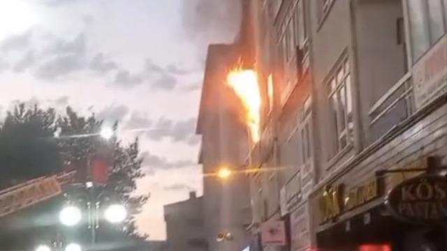Apartman dairesinde korkutan yangın