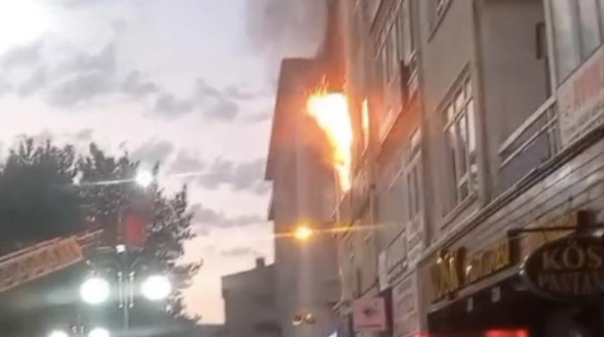 Apartman dairesinde korkutan yangın