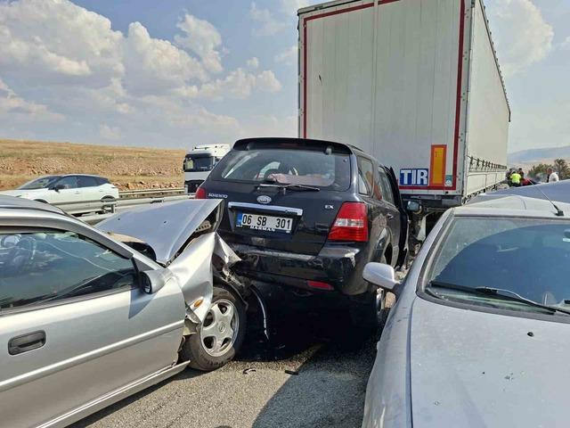 Anız yangını kazaya neden oldu: 13 ara&ccedil; birbirine girdi 1