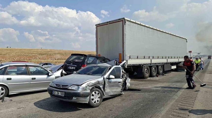 Anız yangını kazaya neden oldu: 13 ara&ccedil; birbirine girdi
