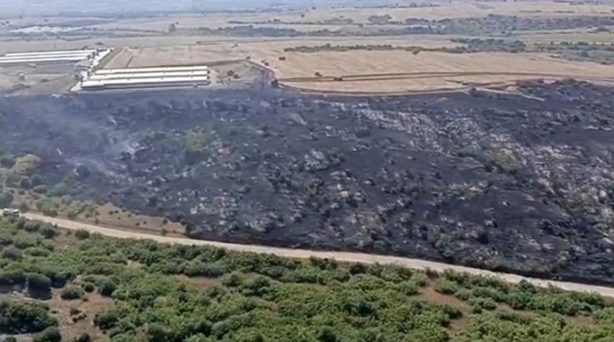 Karacabey&rsquo;de makilik alandaki yangın fabrikaya ulaşmadan s&ouml;nd&uuml;r&uuml;ld&uuml;