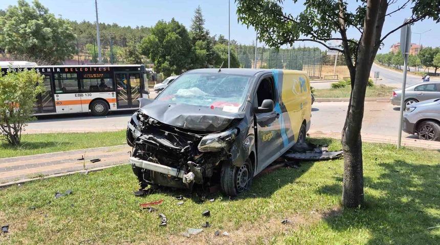 Eskişehir&rsquo;de korkutan kaza: 2 yaralı