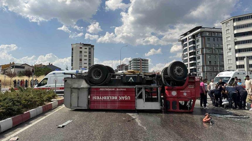 Uşak&rsquo;ta itfaiye aracı ile kamyon &ccedil;arpıştı: 2 itfaiye personeli yaralandı