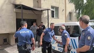 Erzurum’da çocuklarıyla balkona çıkan uzaklaştırma kararlı koca ikna edildi