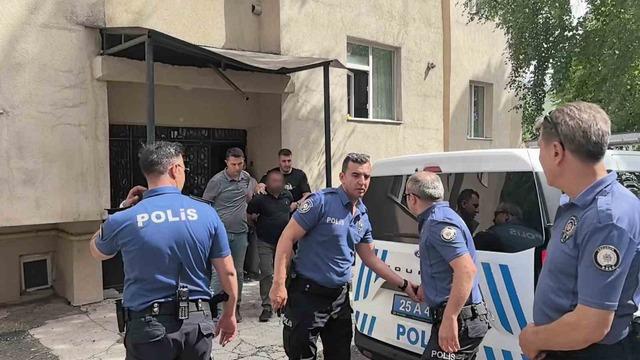 Erzurum’da çocuklarıyla balkona çıkan uzaklaştırma kararlı koca ikna edildi