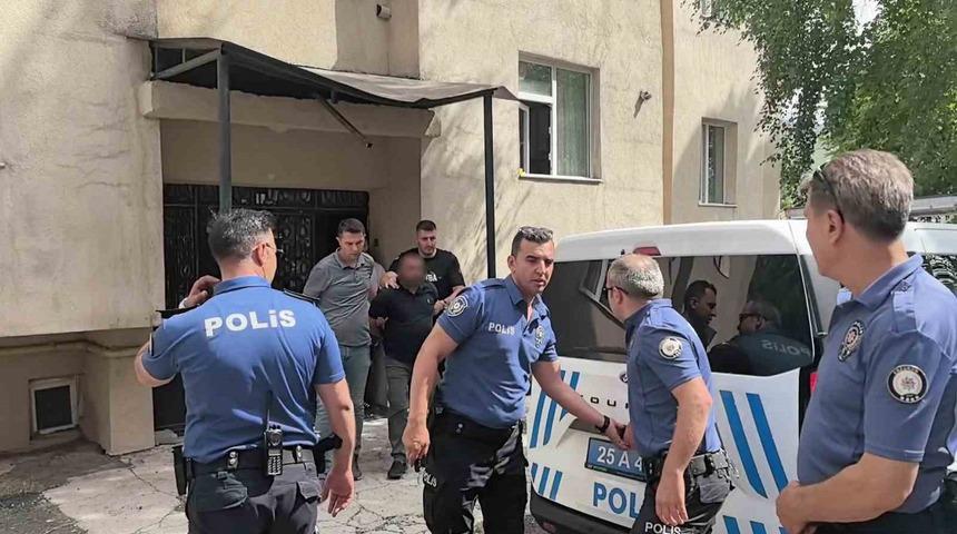 Erzurum&rsquo;da &ccedil;ocuklarıyla balkona &ccedil;ıkan uzaklaştırma kararlı koca ikna edildi