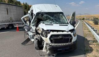 Ankara&rsquo;da servis aracı tıra arkadan &ccedil;arptı: 1&rsquo;i ağır 7 yaralı