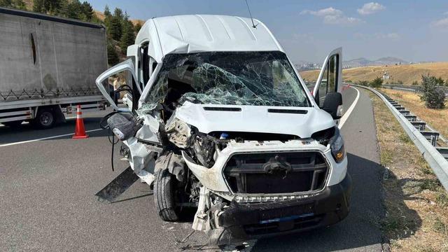 Ankara’da servis aracı tıra arkadan çarptı: 1’i ağır 7 yaralı