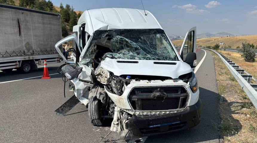 Ankara&rsquo;da servis aracı tıra arkadan &ccedil;arptı: 1&rsquo;i ağır 7 yaralı