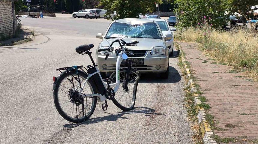 Otomobille &ccedil;arpışan bisikletli ağır yaralandı