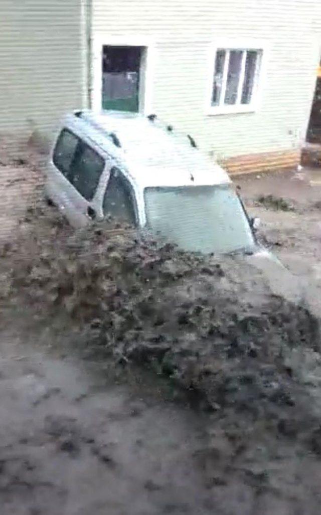 Bilecik'te sağanak nedeniyle evleri su bastı, yollar göle döndü