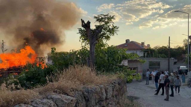 G&uuml;zelyurt il&ccedil;esinde tarihi ev alev alev yandı 1