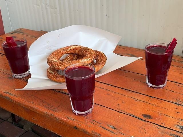 Aşırı sıcakta şalgam ve simit vatandaşların vazge&ccedil;ilmezi oldu