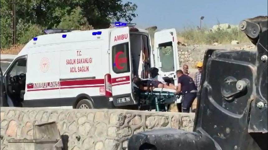 İş makinesinin camına kafasını &ccedil;arpan operat&ouml;r yaralandı