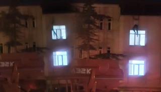  Evine &ccedil;atıdan girmeye &ccedil;alıştı, metrelerce y&uuml;kseklikten b&ouml;yle d&uuml;şt&uuml;