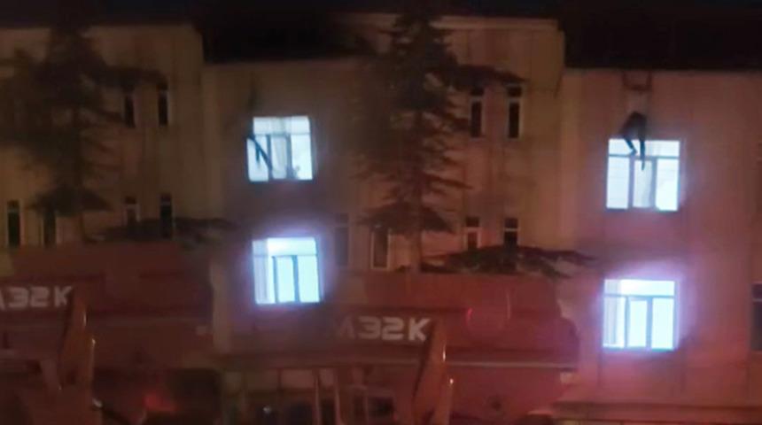 Yer: Aksaray! Evine &ccedil;atıdan girmeye &ccedil;alıştı, metrelerce y&uuml;kseklikten b&ouml;yle d&uuml;şt&uuml;
