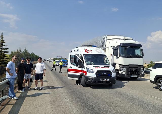 Afyonkarahisar da anız yangını görüş mesafesini düşürdü: 13 araç birbirine girdi! 2