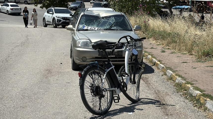 Karab&uuml;k&rsquo;te kaza: Otomobil ile elektrikli bisiklet &ccedil;arpıştı!