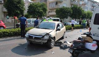 Direksiyon hakimiyetini kaybetti, karşı şeritteki otomobile &ccedil;arptı