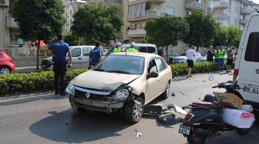 Direksiyon hakimiyetini kaybetti, karşı şeritteki otomobile &ccedil;arptı
