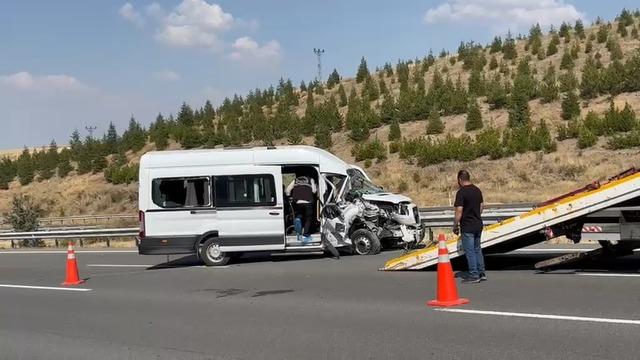 Ankara’da minibüs TIR a çarptı: Yaralılar var! 2
