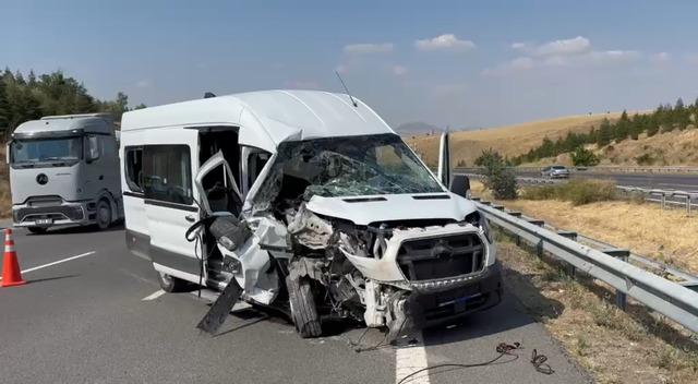 Ankara’da minibüs TIR a çarptı: Yaralılar var! 1