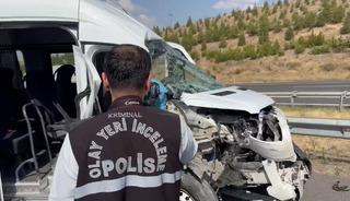 Ankara&rsquo;da minib&uuml;s TIR'a &ccedil;arptı: Yaralılar var!