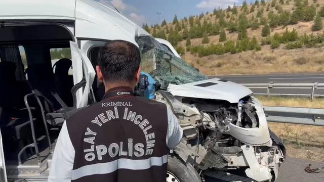 Ankara’da minibüs TIR'a çarptı: Yaralılar var!
