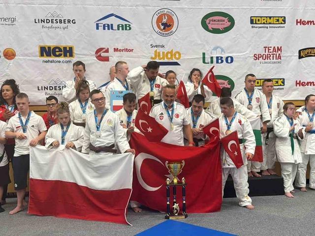 &Ouml;zel Sporcular Down Judo Milli Takımı namağlup d&uuml;nya şampiyonu