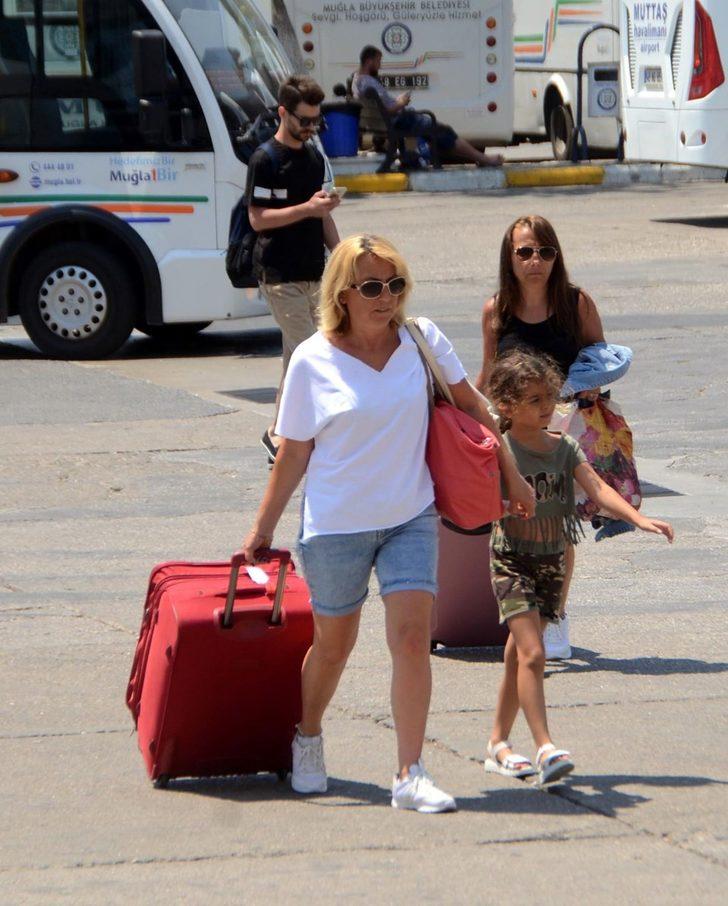 Tatilciler oy kullanmak için dönüyor (Ek seferler yapılıyor)  G1