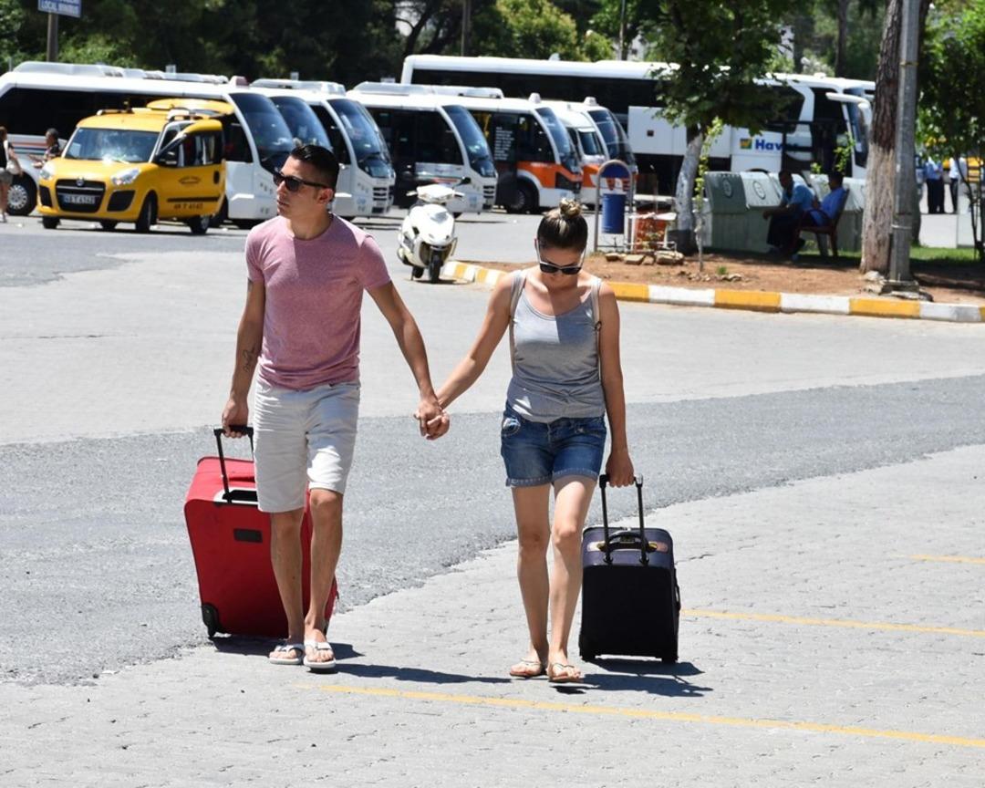 Tatilciler oy kullanmak i&ccedil;in d&ouml;n&uuml;yor (Ek seferler yapılıyor) 