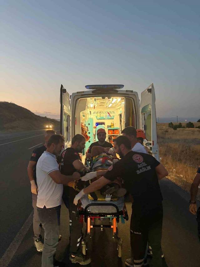 Bing&ouml;l&rsquo;de otomobil yoldan &ccedil;ıktı: 2 yaralı 4