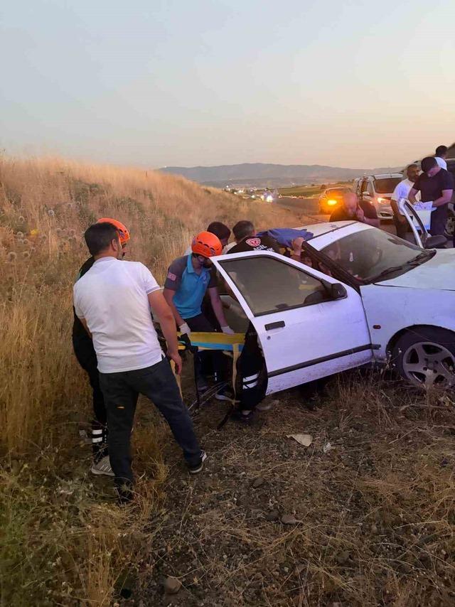 Bing&ouml;l&rsquo;de otomobil yoldan &ccedil;ıktı: 2 yaralı 2