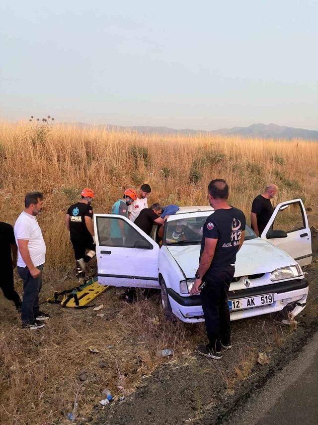 Bing&ouml;l&rsquo;de otomobil yoldan &ccedil;ıktı: 2 yaralı 1