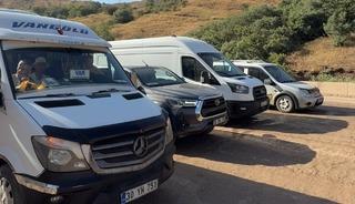 Y&uuml;ksekova-Van karayolundaki &ccedil;alışmalar sırasında ara&ccedil; kuyruğu oluştu