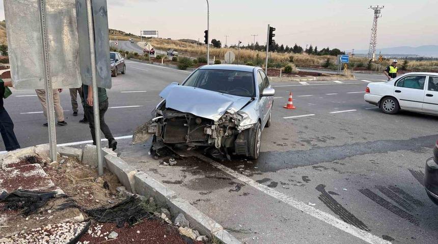 &Ccedil;orum&rsquo;da iki otomobil &ccedil;arpıştı, s&uuml;r&uuml;c&uuml;ler yara almadan kurtuldu
