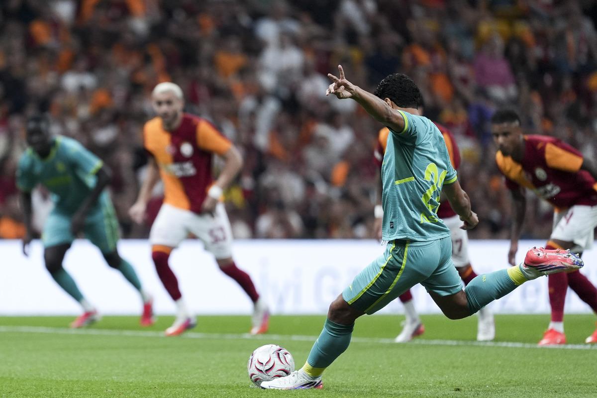 Galatasaray dan olaylı hazırlık maçı! Okan Buruk maç başında oyundan atıldı 1
