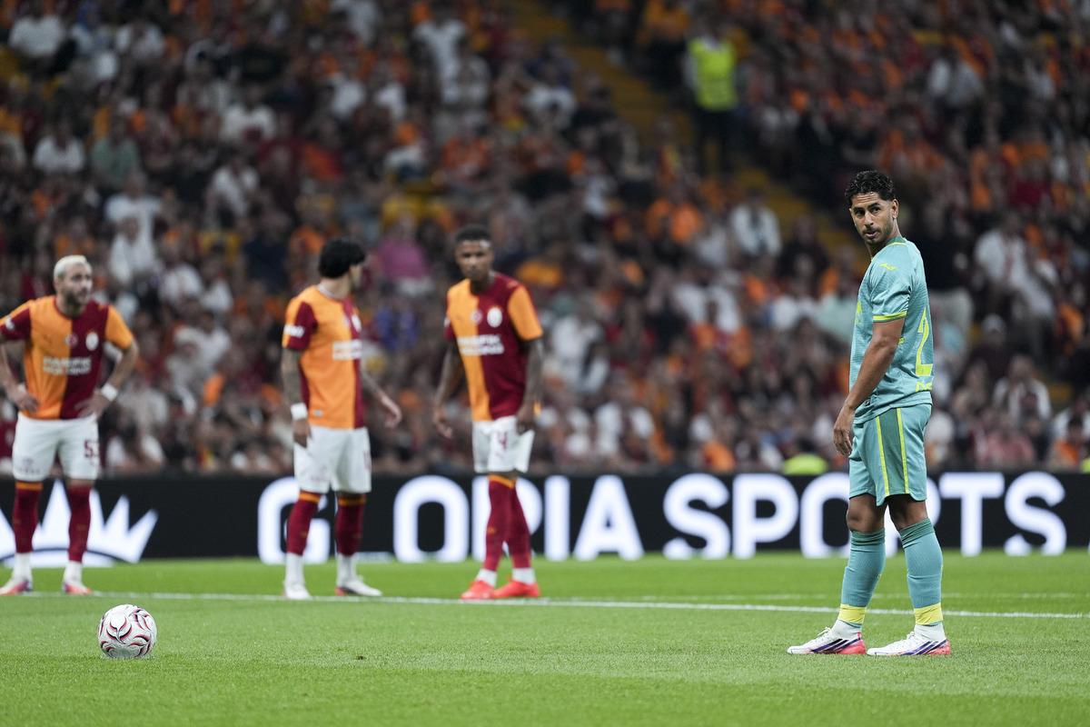 Galatasaray dan olaylı hazırlık maçı! Okan Buruk maç başında oyundan atıldı 3