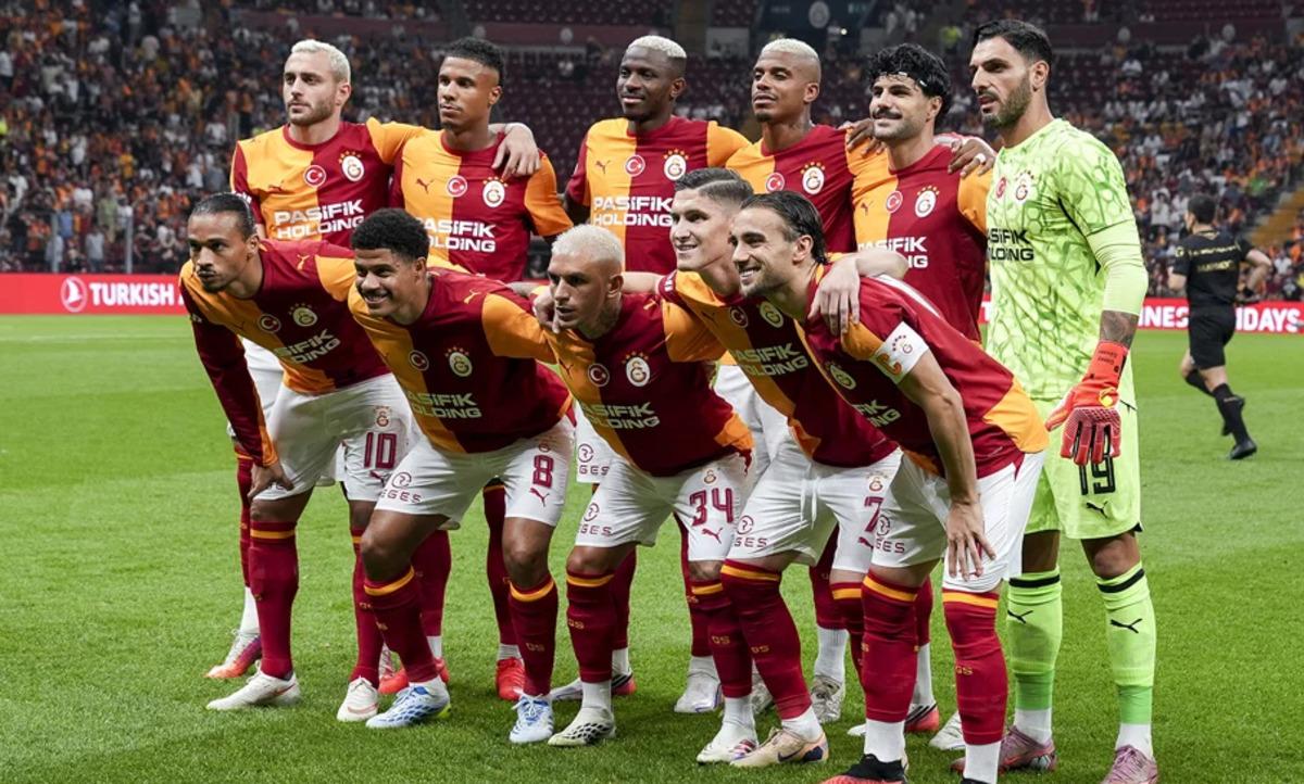 Galatasaray yenildi, tribünler karıştı! Dursun Özbek i topa tuttular 1
