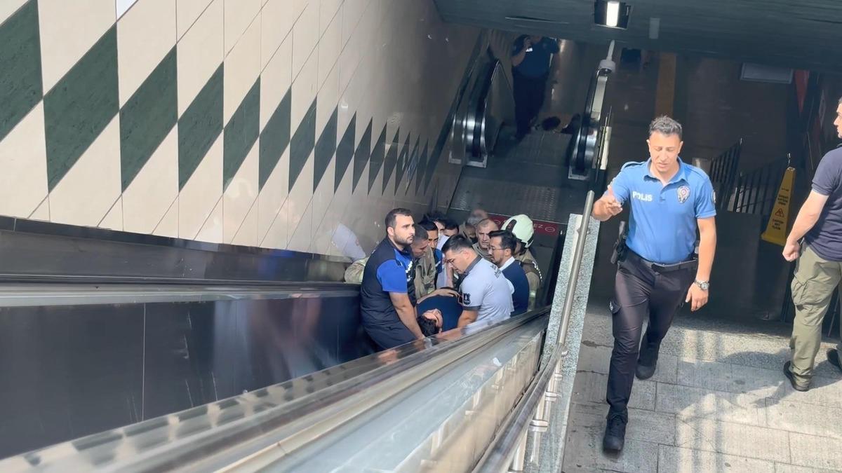 G&ouml;rme engelli kişi raylara d&uuml;şm&uuml;şt&uuml;! Metrodaki o anların g&ouml;r&uuml;nt&uuml;leri ortaya &ccedil;ıktı 1