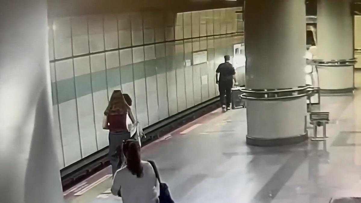 G&ouml;rme engelli kişi raylara d&uuml;şm&uuml;şt&uuml;! Metrodaki o anların g&ouml;r&uuml;nt&uuml;leri ortaya &ccedil;ıktı 2