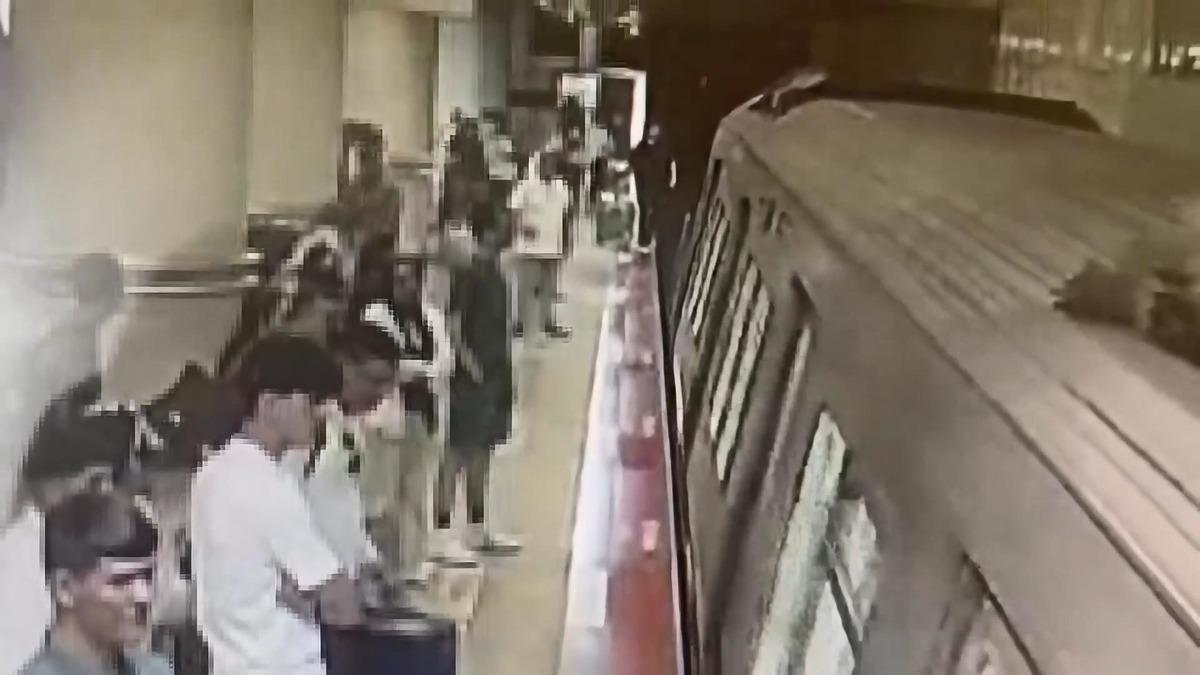 G&ouml;rme engelli kişi raylara d&uuml;şm&uuml;şt&uuml;! Metrodaki o anların g&ouml;r&uuml;nt&uuml;leri ortaya &ccedil;ıktı 3
