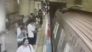Görme engelli kişi raylara düşmüştü! Metrodaki o anların görüntüleri ortaya çıktı